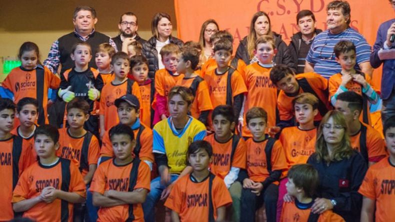 FIESTA. Manzanares posa para la foto con sus inferiores y los dirigentes..