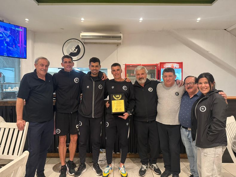 Piter Torres fue homenajeado por la comisión directiva de Real Pilar.