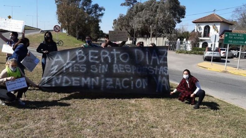Manifestación. Durante una semana, trabajadores despedidos protestaron frente al country Tortugas. .