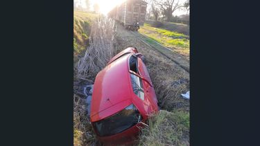 El auto embestido por el tren Belgrano Norte quedó en una zanja.