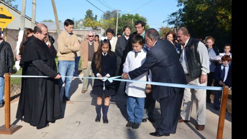 Corte de cinta. Por la mañana, el intendente Humberto Zúccaro inauguró nuevas obras de asfaltos para la localidad..