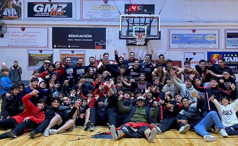 Presidente Derqui celebró con sus hinchas el pasaje a las semifinales de su zona Federal.