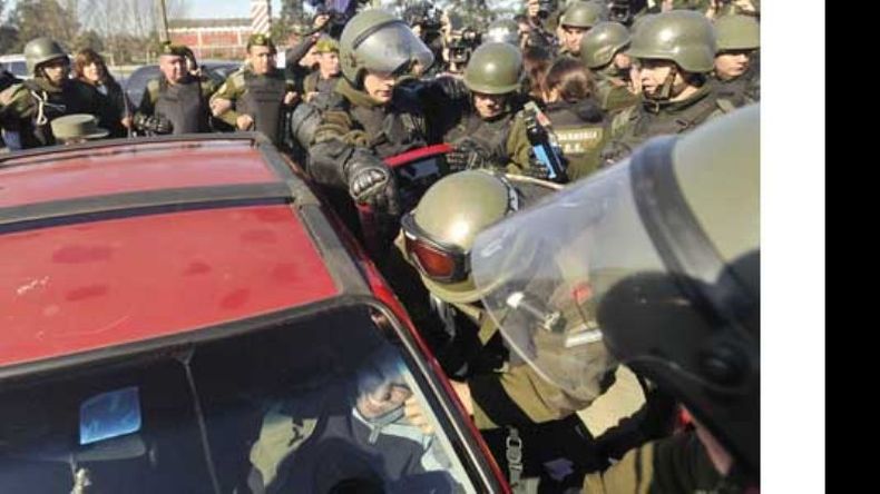 Los obreros cortaron la ruta con autos. La Gendarmería los desalojó..