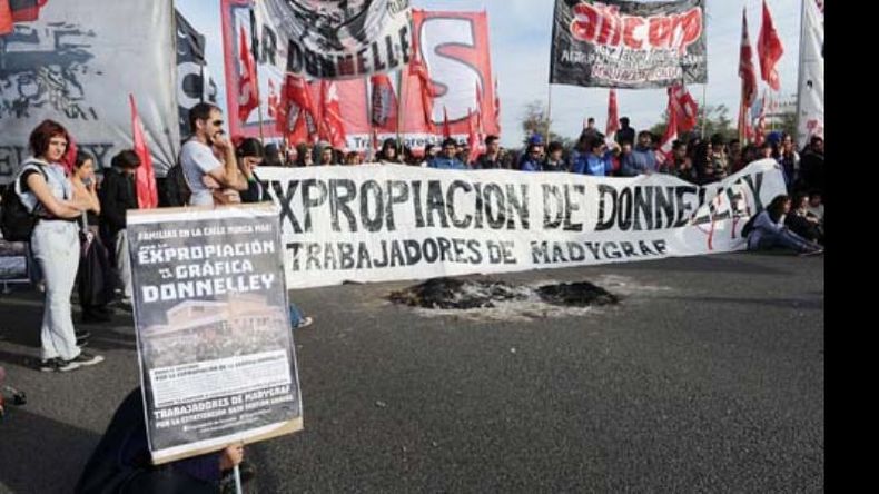 CORTE. Los piquetes en la Panamericana dificultaron el día..