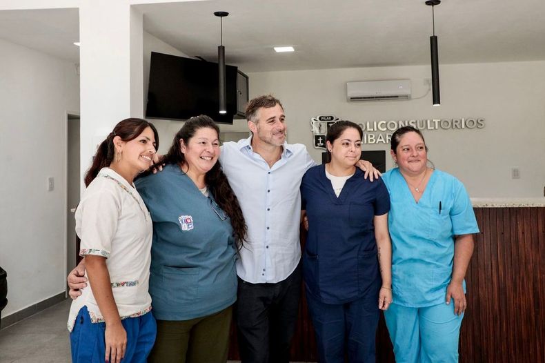 SALUD. Achával recorrió con los vecinos una de las obras de su gestión para el barrio.