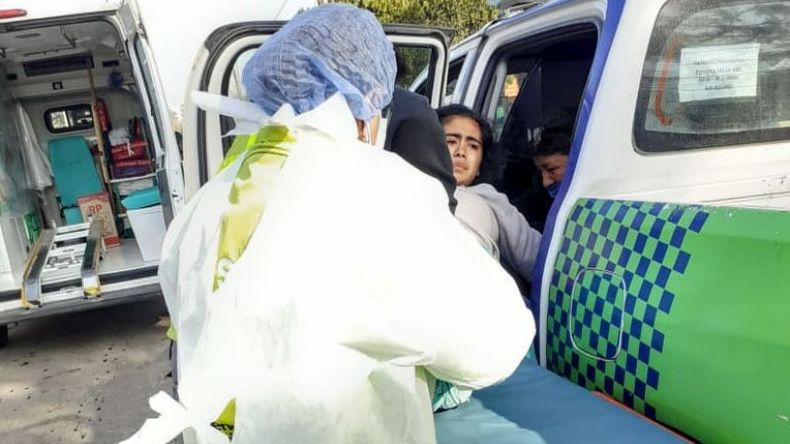 La joven pasa del patrullero a la ambulancia, luego de haber tenido al primer bebé..