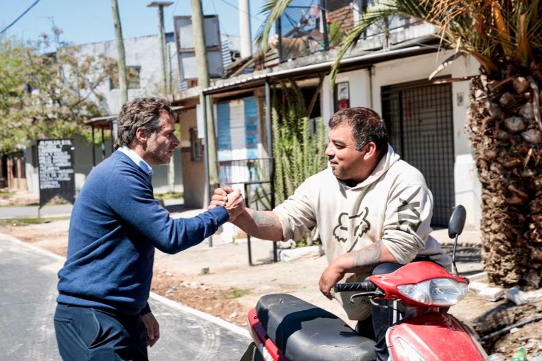 SALUDOS. Federico Achával dialogó con los vecinos de la calle Chile.