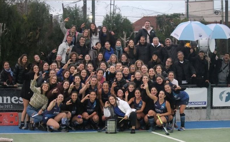PURA FELICIDAD. Las jugadoras de Hebraica festejan la clasificación con su hinchada.