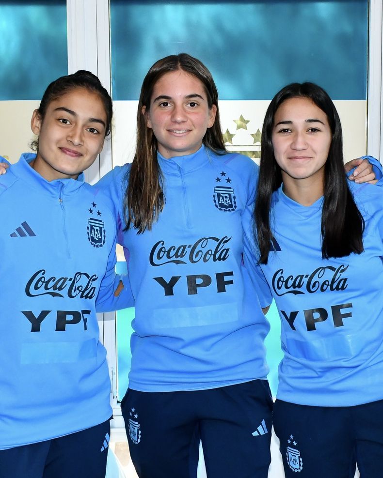 DE SELECCIÓN. Belén Ludueña (der.) junto a sus compañeras de River.