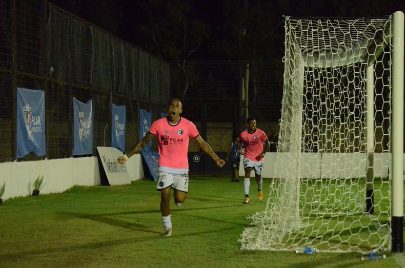 GOL. Arias marcó en el triunfo ante Berazategui.