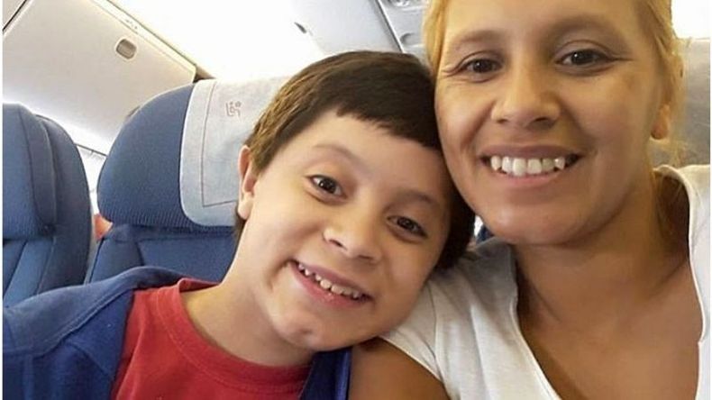 ACOMPAÑADO. Martín, junto a su mamá Mercedes, rumbo a EE.UU..