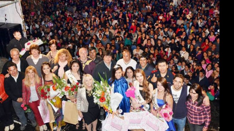 La nueva reina, sus princesas y los funcionarios municipales..