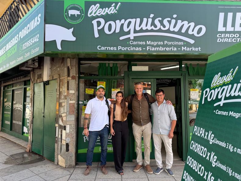 Juan Pablo Borrell, Socio Gerente; Estefania Antunez, Responsable administrativa; Esteban Radics, Presidente de la firma y Cristian Vergara, Jefe de planta, en el local de Pilar.&nbsp;