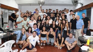 FAMILIA. Los planteles masculino y femenino, y dirigentes, tras la cena de fin de año.
