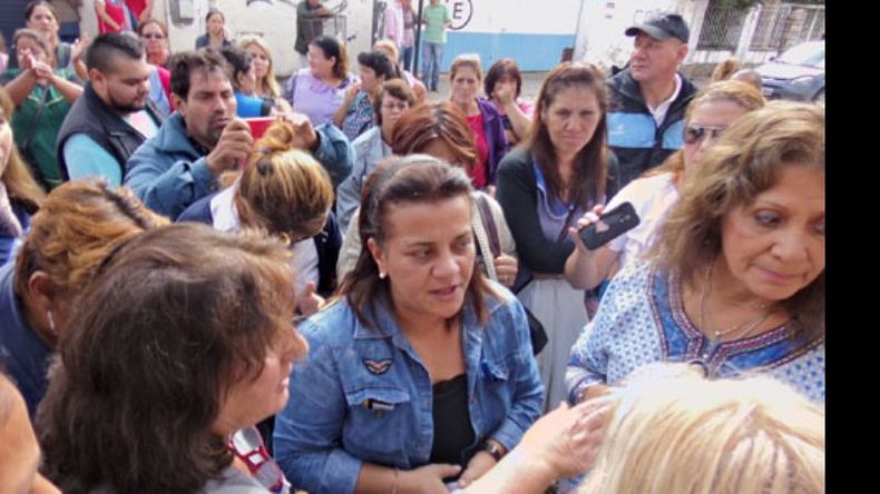 RECLAMO. Esta semana, los auxiliares de escuelas protestaron en las calles..