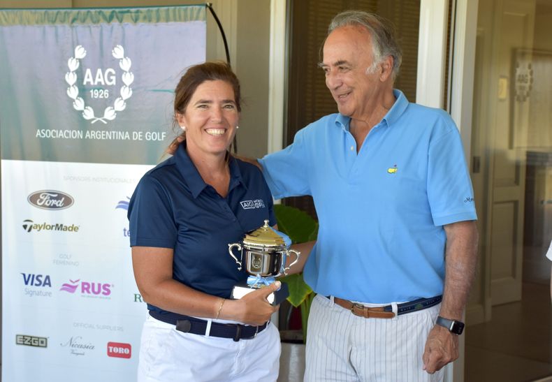 CAMPEONA. María Olivero con el trofeo tras imponerse en la Categoría A.