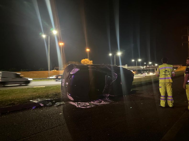 El vehículo volcó en la salida del puente El Petrel.&nbsp;