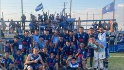 DEBUT TRIUNFAL. Los jugadores de Flecha Azul festejan con su hinchada de fondo. DEBUT TRIUNFAL. Los jugadores de Flecha Azul festejan con su hinchada de fondo.