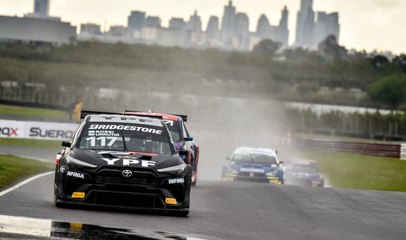 Santiago Urrutia llevó el Toyota Cross de Matías Rossi a la victoria del primer tramo de los 200Km del TC2000.