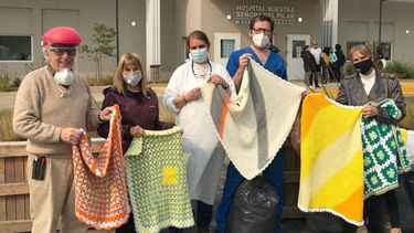 “Abrigando con amor”, la campaña de la Fundación Creciendo en Pilar, que mes a mes desde hace 8 años, colabora con la Maternidad Municipal, hizo coincidir la entrega de agosto el pasado 26, con el Día de la Solidaridad, concepto que es razón de ser de nuestra institución. Fundación Creciendo / @FcreciendoPilar..