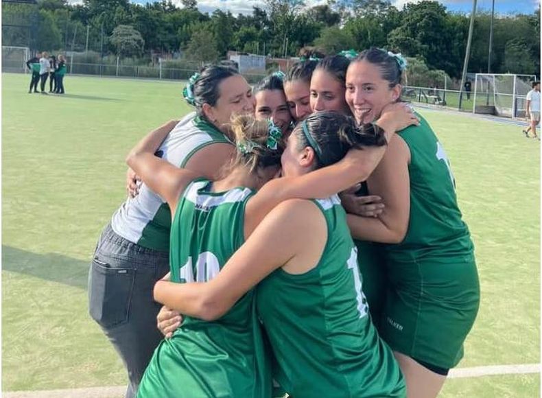 Las jugadoras de Los Pinos y un abrazo interminable tras concretar el ascenso a la Divisi&oacute;n E.