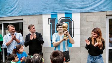PRESENTACIÓN. Achával, Laurent y Peralta con la escultura de Maradona. PRESENTACIÓN. Achával, Laurent y Peralta con la escultura de Maradona.
