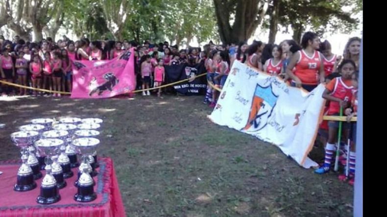 TROFEOS. Los equipos a la espera de la entrega de premios..
