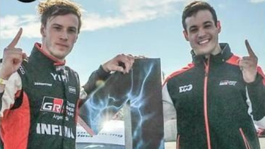 NÚMERO 1. Hernán Palazzo y Diego Azar señalan el “1” tras hacer la pole en San Nicolás.