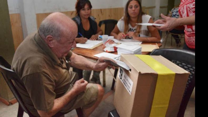 A VOTAR. Los vecinos participan de la elección de proyectos..