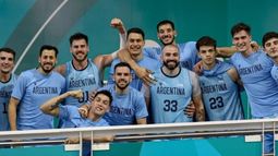 El Mago Giovannetti (#23) posa con sus compañeros de Selección tras la consagración.