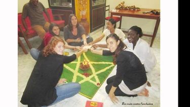 El grupo de francesas durante una de sus estadías en la India..