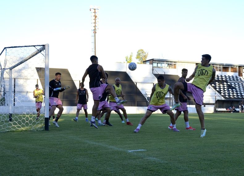 PELOTA El plantel de Real Pilar llev adelante su ltima prctica en el Barraza