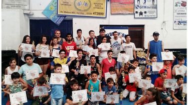 UNIDOS. Todo el básquet formativo de Unión, con sus diplomas..