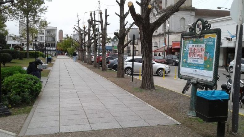 La plaza y el cartel que llama a parar..