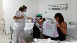 Entregan mantas de abrigo a mamás de la Maternidad