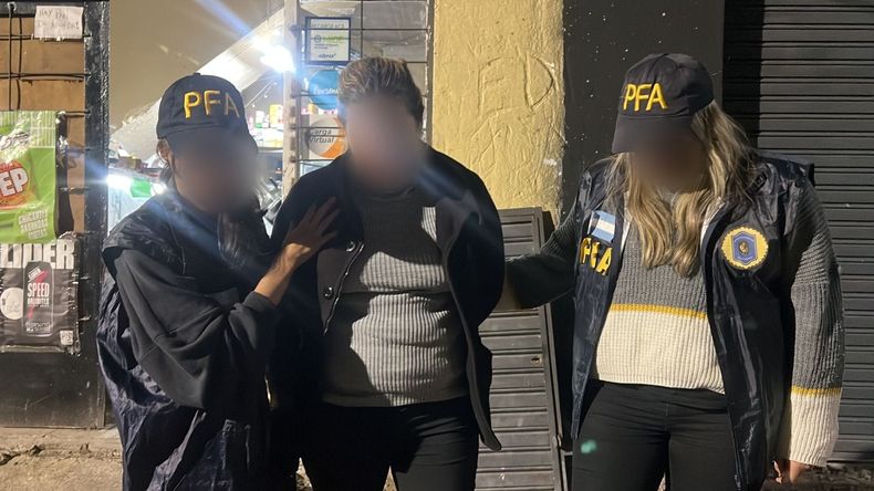 La mujer dejaba que su pareja abusara de su hija menor de edad.