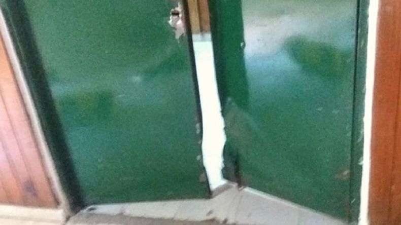 DESTROZOS. Para sacar lo robado, los delincuentes barretearon una puerta..