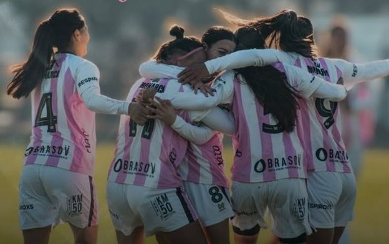 ABRAZO DE GOL. Las Reinas se reencontraron con el triunfo en Comunidad Deportiva.