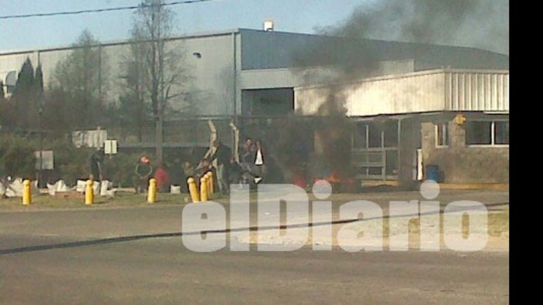 La protesta permanece en la puerta de la empresa Impresores..