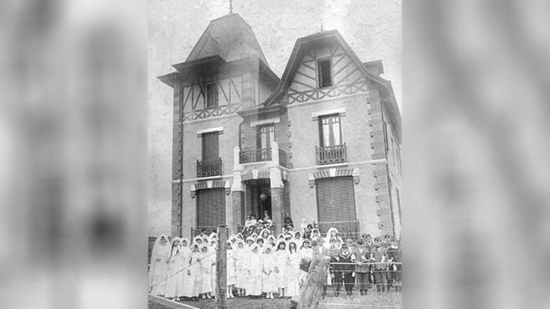 Chalé de Nazar Anchorena, en Derqui. La foto fue tomada en 21 de marzo de 1915, cuando un numeroso grupo de chicos acababa de tomar su primera comunión. Emplazada en el parque, la propiedad contaba con una capilla, y mientras Toro-Derqui careció de templo, los vecinos acudían al lugar para las celebraciones religiosas..