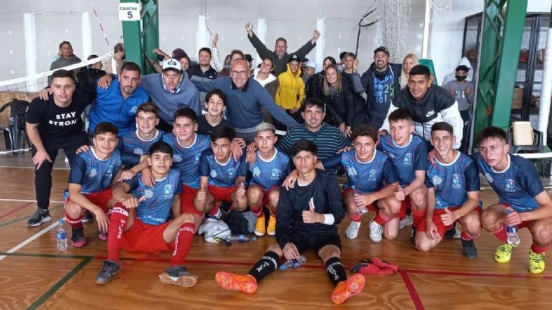 Los Sub 16 del Futsal, felices tras su trabajosa victoria por 3-2 ante Quilmes..