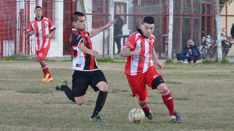 (FREDY CABALLERO). EQUILIBRIO. Noble desborda por izquierda. El volante fue puro despliegue..