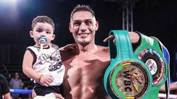 Yamil Peralta muestra los tres cinturones que refrendan su condición de rey absoluto de los Cruceros, logro que arriba del ring compartió con su hijo Nadir.