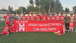 TRAPO Y COPA. Los jugadores y cuerpo técnico de la Séptima de Atlético Pilar que festejó en Korn.