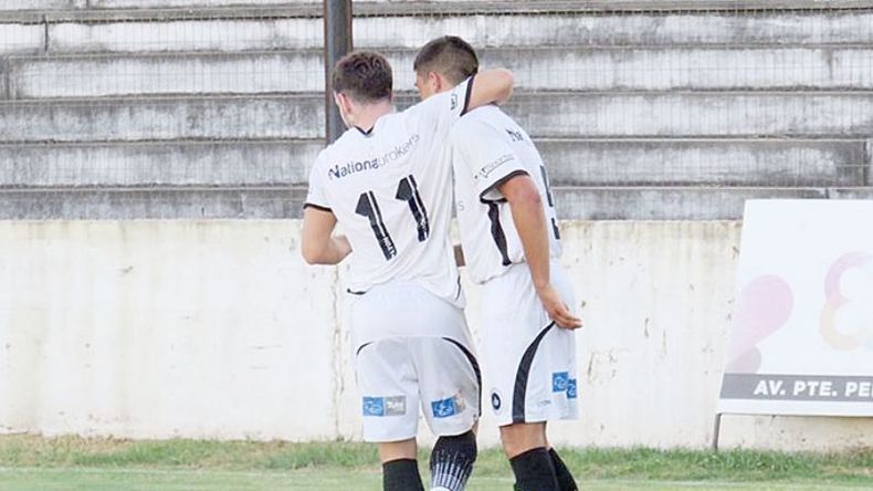ABRAZO DE GOL. Crego (11) felicita a Miritello que acaba de marcar de cabeza el tanto de la victoria..