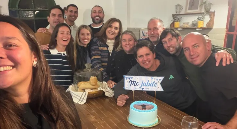 Daniel Loraschi fue agasajado por varios de los amigos que le dej&oacute; la docencia en Pilar.