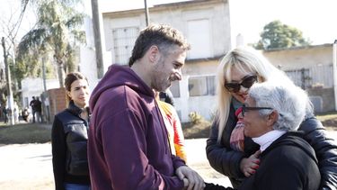 DIÁLOGO. Federico Achával recorrió el barrio y charló con los vecinos. &nbsp;