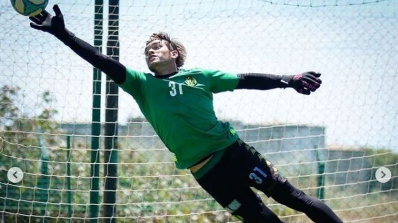 SE ESTIRA. Luis Ingolotti, debuta esta tarde en el arco de Aldosivi..