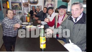 Tito Lucas (izq.) y sus parroquianos..