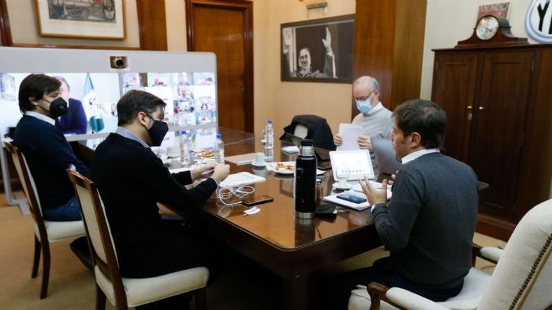 A DISTANCIA. El intendente Federico Achával participó del encuentro con el gobernador..